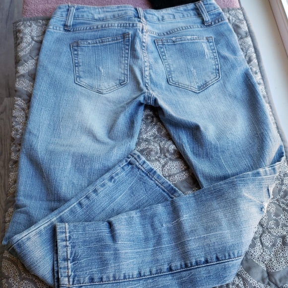 Light wash jean capris - Picture 6 of 7